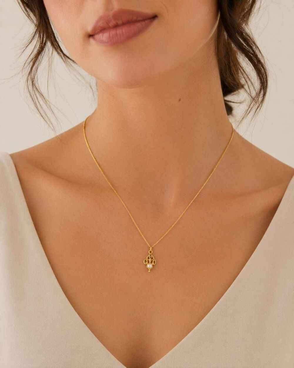 Vintage 8 inch Goldtone Necklace With Pearl Drop